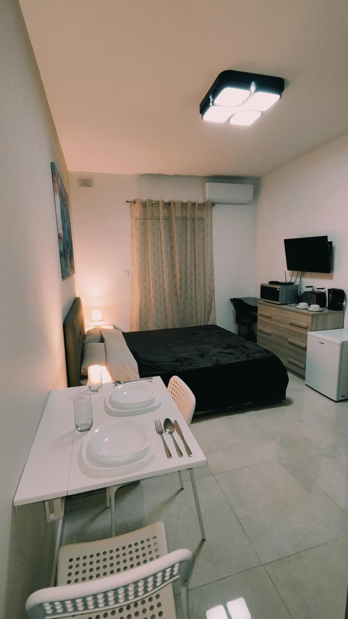 Fairwinds - Double With Ensuite - Airport - Self Check In & Out Available Accommodatie bij particulieren *