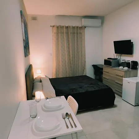 Fairwinds - Double Room With Ensuite - Luqa Airport - Self Check In & Out Available Exterior photo